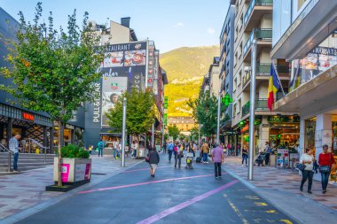 Bir Andorra La Vella, Andorra, 29 Eylül 2017: İnsanlar Andorra la Vell bir alışveriş caddesi arasında gezinme