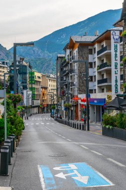 Bir Andorra La Vella, Andorra, 30 Eylül 2017: İnsanlar Andorra la Vell bir alışveriş caddesi arasında gezinme