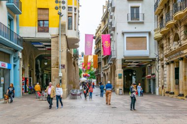 Lleida, İspanya, 1 Ekim 2017: İnsanlar tarihi merkezi Lleida, Spai dar bir sokakta yürüyor