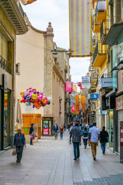 Lleida, İspanya, 1 Ekim 2017: İnsanlar tarihi merkezi Lleida, Spai dar bir sokakta yürüyor