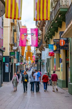 Lleida, İspanya, 1 Ekim 2017: İnsanlar tarihi merkezi Lleida, Spai dar bir sokakta yürüyor