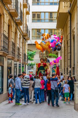 Lleida, İspanya, 1 Ekim 2017: İnsanlar tarihi merkezi Lleida, Spai dar bir sokakta yürüyor