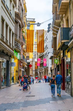 Lleida, İspanya, 1 Ekim 2017: İnsanlar tarihi merkezi Lleida, Spai dar bir sokakta yürüyor