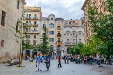 Lleida, İspanya, 1 Ekim 2017: İnsanlar tarihi merkezi Lleida, Spai dar bir sokakta yürüyor