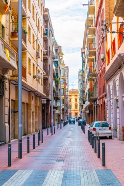 Lleida, İspanya, 1 Ekim 2017: İnsanlar tarihi merkezi Lleida, Spai dar bir sokakta yürüyor