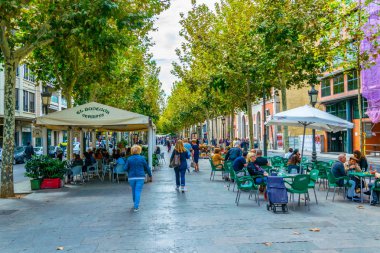 Lleida, İspanya, 1 Ekim 2017: İnsanlar Avenida Francesc Macia Lleida tarihi merkezi Spai içinde üzerinde yürüyor