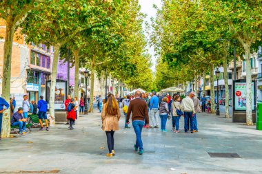 Lleida, İspanya, 1 Ekim 2017: İnsanlar Avenida Francesc Macia Lleida tarihi merkezi Spai içinde üzerinde yürüyor