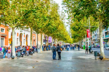 Lleida, İspanya, 1 Ekim 2017: İnsanlar Avenida Francesc Macia Lleida tarihi merkezi Spai içinde üzerinde yürüyor