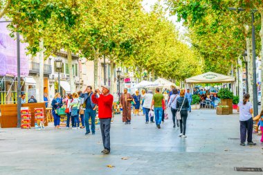 Lleida, İspanya, 1 Ekim 2017: İnsanlar Avenida Francesc Macia Lleida tarihi merkezi Spai içinde üzerinde yürüyor