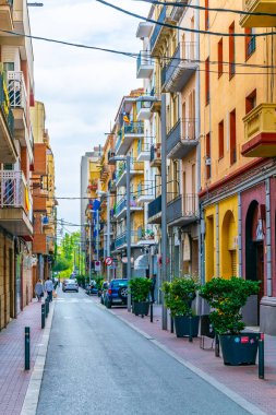 Lleida, İspanya, 1 Ekim 2017: İnsanlar tarihi merkezi Lleida, Spai dar bir sokakta yürüyor