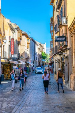 Toledo, İspanya, 2 Ekim 2017: Toledo tarihi merkezi Spai dar bir sokakta
