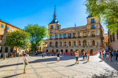 Toledo, İspanya, 2 Ekim 2017: insanlar Toledo, Spai tarihi merkezi belediye binası önünde yürüyor