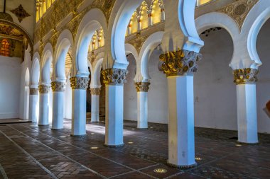 Toledo, İspanya, 2 Ekim 2017: Beyaz Sinagoga de Santa Maria La Blanca Toledo tarihi merkezi Spai, kemerler