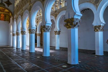 Toledo, İspanya, 2 Ekim 2017: Beyaz Sinagoga de Santa Maria La Blanca Toledo tarihi merkezi Spai, kemerler