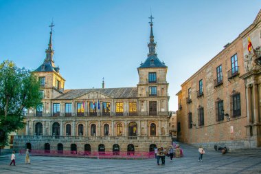 Toledo, İspanya, 2 Ekim 2017: insanlar Toledo, Spai tarihi merkezi belediye binası önünde yürüyor