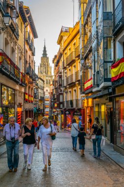 Toledo, İspanya, 2 Ekim 2017: Toledo tarihi merkezi Spai dar bir sokakta