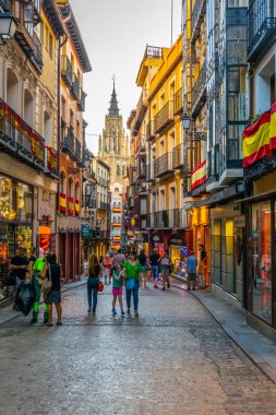 Toledo, İspanya, 2 Ekim 2017: Toledo tarihi merkezi Spai dar bir sokakta