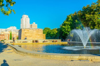 Madrid, İspanya, 3 Ekim 2017: Mısır gelirliler iş bölgesinde çevrili debod Tapınağı