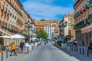 Segovia, İspanya, 4 Ekim 2017: İnsanlar Segovia, Spai, dar bir sokağa aracılığıyla yürüyor