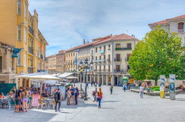 Segovia, İspanya, 4 Ekim 2017: İnsanlar Segovia, Spai, dar bir sokağa aracılığıyla yürüyor