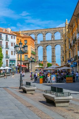 Segovia, İspanya, 4 Ekim 2017: İnsanlar Segovia, Spai adlı ünlü su kemeri doğru yürüyor
