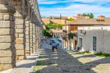 Segovia, İspanya, 4 Ekim 2017: İnsanlar Segovia, Spai adlı ünlü su kemeri doğru yürüyor