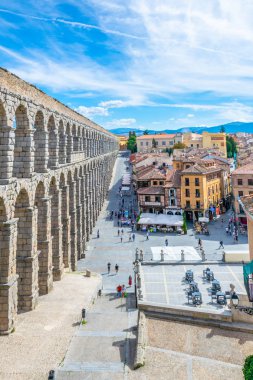 Segovia, İspanya, 4 Ekim 2017: İnsanlar Segovia, Spai adlı ünlü su kemeri doğru yürüyor
