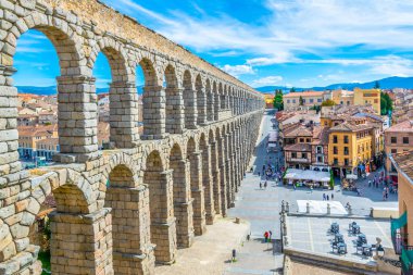 Segovia, İspanya, 4 Ekim 2017: İnsanlar Segovia, Spai adlı ünlü su kemeri doğru yürüyor