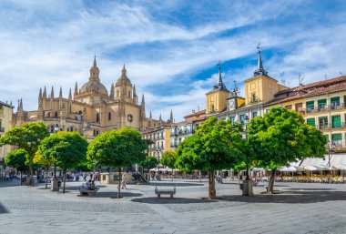 Segovia, İspanya, 4 Ekim 2017: Plaza Mayor Segovia, Spai adlı her bakıldığında Gotik Katedrali