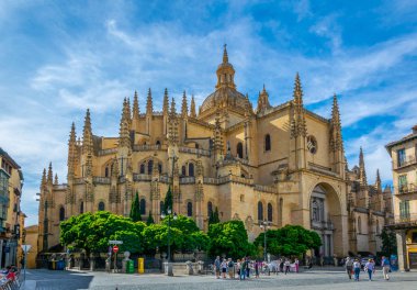 Segovia, İspanya, 4 Ekim 2017: Plaza Mayor Segovia, Spai adlı her bakıldığında Gotik Katedrali
