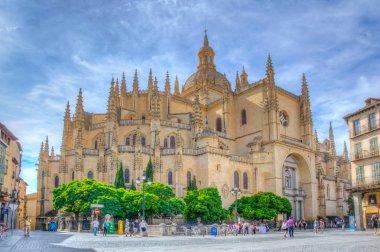 Segovia, İspanya, 4 Ekim 2017: Plaza Mayor Segovia, Spai adlı her bakıldığında Gotik Katedrali