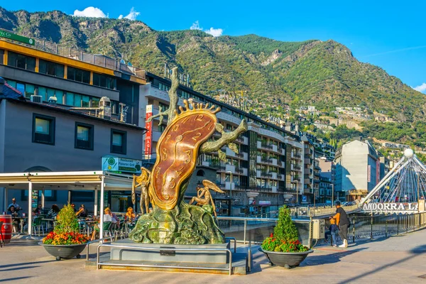 Andorra La Vella, Andorra, 29 Eylül 2017: Soylu Temps heykeli Andorra la Vell 'de Salvador Dali tarafından tasarlandı