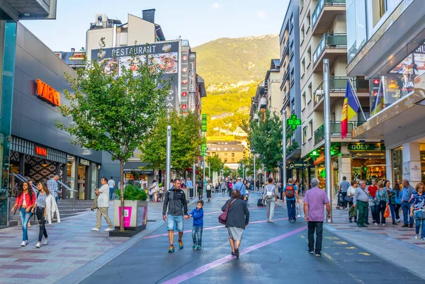 Bir Andorra La Vella, Andorra, 29 Eylül 2017: İnsanlar Andorra la Vell bir alışveriş caddesi arasında gezinme