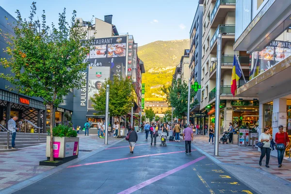 Andorra Vella Andorra September 2017 People Strolling Shopping Street Andorra — Stock Photo, Image