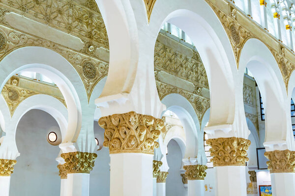 ТОЛЕДО, ИСПАНИЯ, 2 ОКТЯБРЯ 2017: Белые арки в Синагога-де-Санта-Мария-ла-Бланка в историческом центре Толедо, Спай
