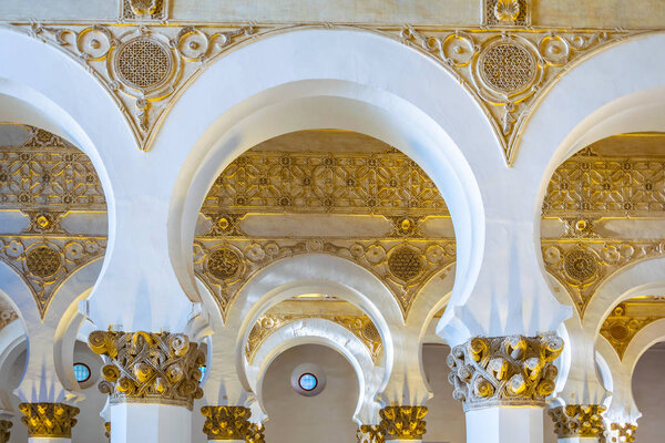 ТОЛЕДО, ИСПАНИЯ, 2 ОКТЯБРЯ 2017: Белые арки в Синагога-де-Санта-Мария-ла-Бланка в историческом центре Толедо, Спай
