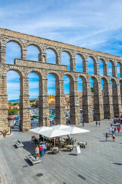 Segovia Espanha Outubro 2017 Pessoas Estão Caminhando Direção Famoso Aqueduto — Fotografia de Stock