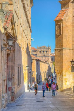 Salamanca, İspanya, 5 Ekim 2017: Salamanca şehrin eski, Spai, dar bir sokak görünümünü