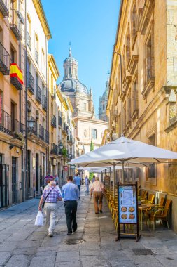 Salamanca, İspanya, 5 Ekim 2017: Salamanca şehrin eski, Spai, dar bir sokak görünümünü