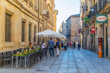 Salamanca, İspanya, 5 Ekim 2017: Salamanca şehrin eski, Spai, dar bir sokak görünümünü