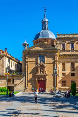 Salamanca, İspanya, 5 Ekim 2017: İnsanlar doğru Kilisesi, San Sebastian de Salamanca, Spai yürüyor