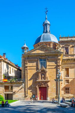 Salamanca, İspanya, 5 Ekim 2017: İnsanlar doğru Kilisesi, San Sebastian de Salamanca, Spai yürüyor