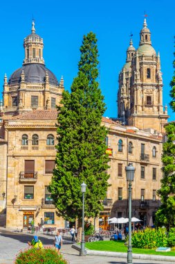 Salamanca, İspanya, 5 Ekim 2017: İnsanlar Salamanca, Spai Katedrali'nde doğru yürüyor
