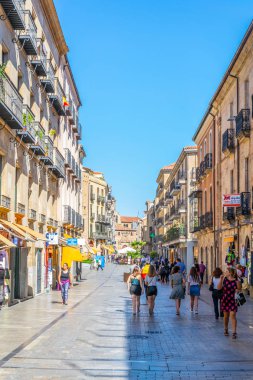 Salamanca, İspanya, 5 Ekim 2017: Salamanca şehrin eski, Spai, dar bir sokak görünümünü