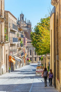 Salamanca, İspanya, 5 Ekim 2017: Salamanca şehrin eski, Spai, dar bir sokak görünümünü