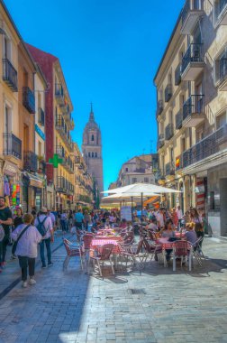 Salamanca, İspanya, 5 Ekim 2017: Salamanca şehrin eski, Spai, dar bir sokak görünümünü