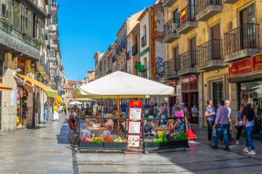 Salamanca, İspanya, 5 Ekim 2017: Salamanca şehrin eski, Spai, dar bir sokak görünümünü