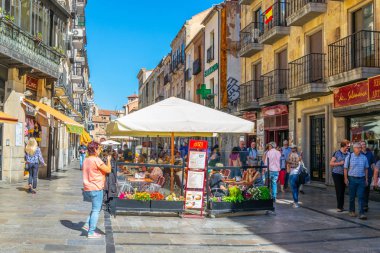 Salamanca, İspanya, 5 Ekim 2017: Salamanca şehrin eski, Spai, dar bir sokak görünümünü