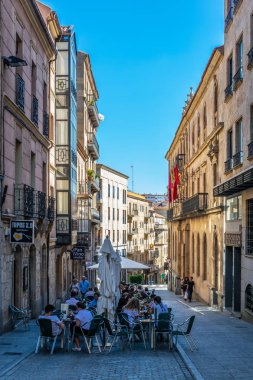 Salamanca, İspanya, 5 Ekim 2017: Salamanca şehrin eski, Spai, dar bir sokak görünümünü