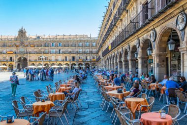 Salamanca, İspanya, 5 Ekim 2017: İnsanlar Salamanca, Spai, Plaza Mayor arasında gezinme